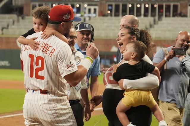 필라델피아 슈와버는 16일(한국시간) 트루이스트파크에서 열린 2025 MLB 올스타전에서 MVP로 선정됐다. 그는 스윙 오프에서 홈런 3개를 쳐내며 내셔널리그 올스타의 승리를 이끌었다. 애틀랜타(미 조지아주)｜AP뉴시스