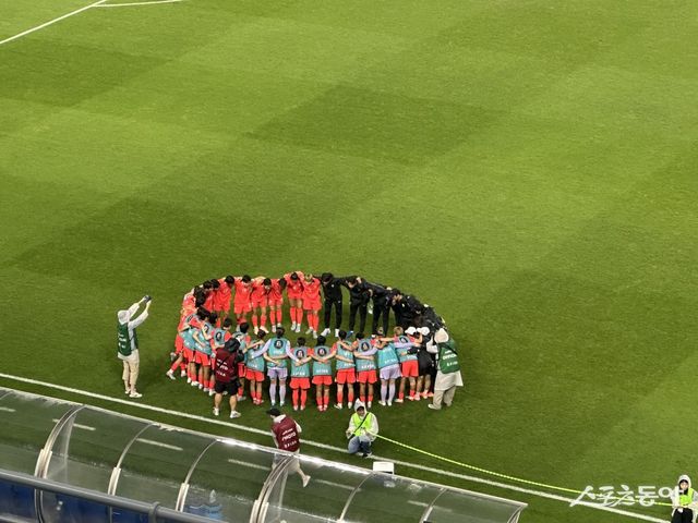 16일 수원월드컵경기장에서 열린 대만과 E-1 챔피언십 여자부 최종전에서 여자축구국가대표팀 선수들이 둥글게 모여 의지를 다지고 있다. 수원｜백현기 기자 hkbaek@donga.com