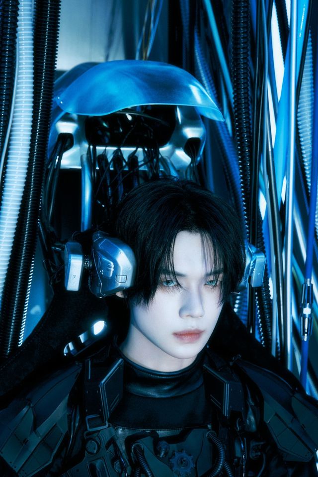 투모로우바이투게더가 정규 4집 ‘별의 장: TOGETHER’의 마지막 콘셉트 ‘Awake’ 버전을 공개하며, SF 영화 같은 비주얼로 서사의 완성도를 극대화했다.&nbsp;사진제공 | 빅히트 뮤직