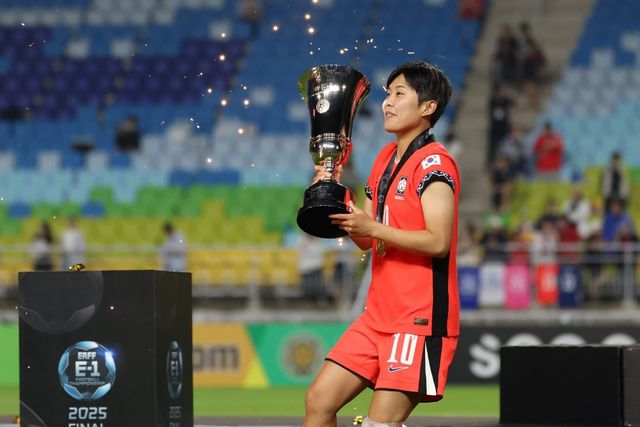 여자축구대표팀 지소연이 16일 수원월드컵경기장에서 열린 대만과 E-1 챔피언십 최종전에서 2-0 승리 후 우승한 뒤 트로피를 들어올리고 있다. 사진제공｜대한축구협회
