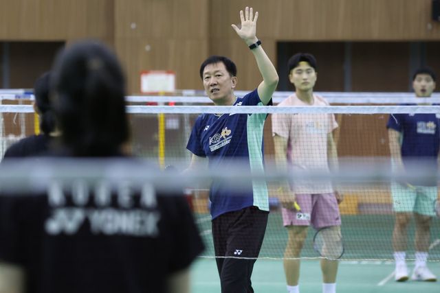 박주봉 한국배드민턴대표팀 감독(가운데)은 올해 4월 취임 후 꾸준히 세계랭킹이 낮은 선수들의 시드 문제를 걱정했다. 15일부터 진행 중인 일본오픈에서도 세계랭킹이 낮은 선수들 대다수가 대회 초반부터 톱랭커들과 마주쳐 그의 우려가 현실이 됐다. 뉴시스