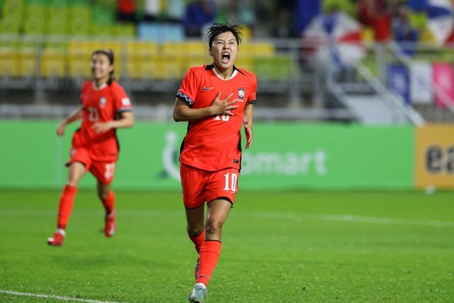 여자축구대표팀 지소연이 16일 수원월드컵경기장에서 열린 대만과 E-1 챔피언십 최종전 후반 25분 페널티킥을 성공시킨 뒤 안도의 한숨을 내쉬고 있다. 사진제공｜대한축구협회