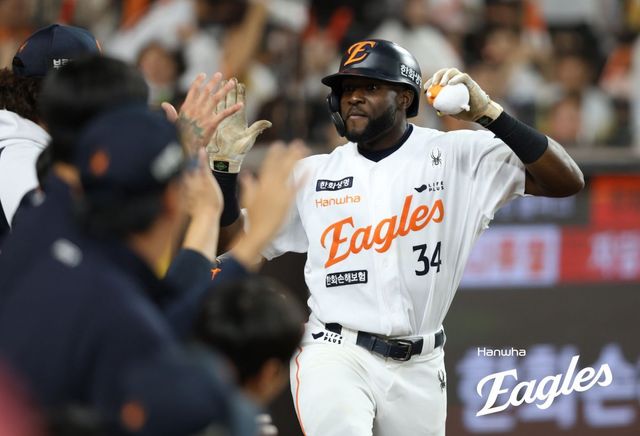 한화 플로리얼은 지난달 8일 오른쪽 손등에 맞은 사구 탓에 골절로 이탈했다. 그는 타격감을 끌어올리다 불의의 부상으로 재활선수 명단에 올랐다. 사진제공｜한화 이글스