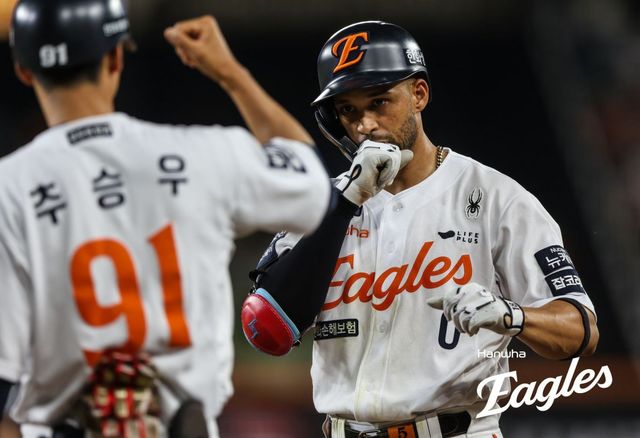 한화 리베라토(사진, 오른쪽)는 플로리얼을 대체하기 위해 한화에 입단했다. 짧은 시간 폭발적인 임팩트를 선보이고 있다. 사진제공｜한화 이글스