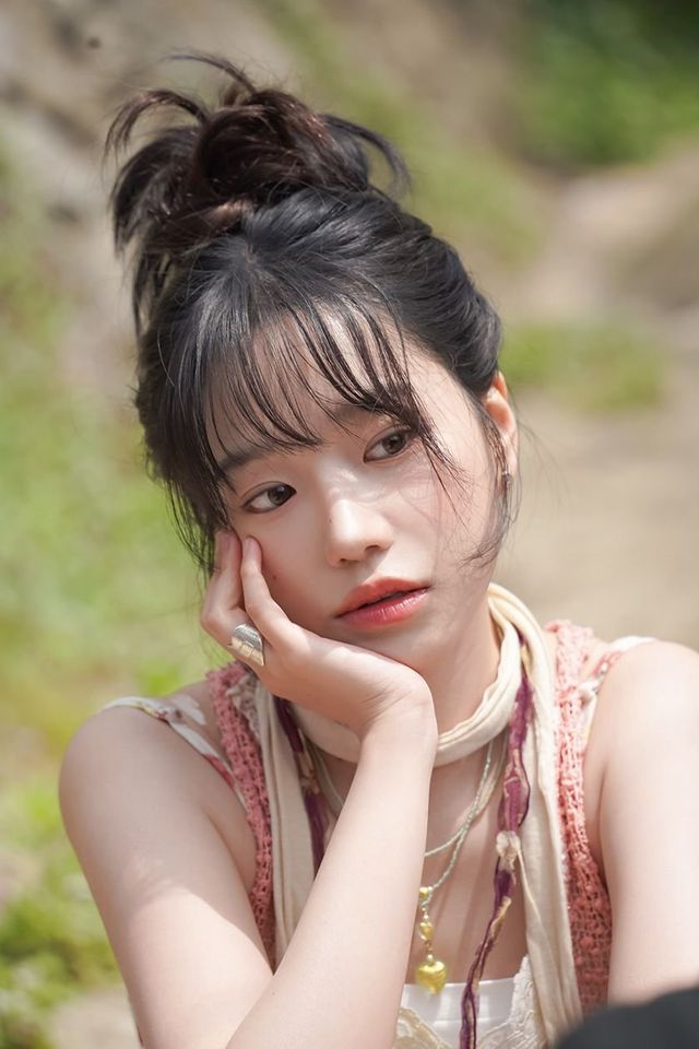 조유리가 ‘이제 안녕!’ 뮤직비디오 비하인드 영상에서 빈티지한 무드와 감성 연기로 다채로운 매력을 선보이며, 올라운더 아티스트로서의 존재감을 다시 한 번 입증했다. 사진제공|웨이크원, 지니뮤직, 멜론