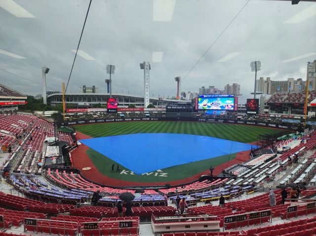 KT와 한화는 17일 수원KT위즈파크에서 후반기 첫 일정에 나설 예정이었다. 경기는 우천 및 그라운드 사정으로 취소됐다. 이 경기는 추후 편성된다. 수원｜박정현 기자