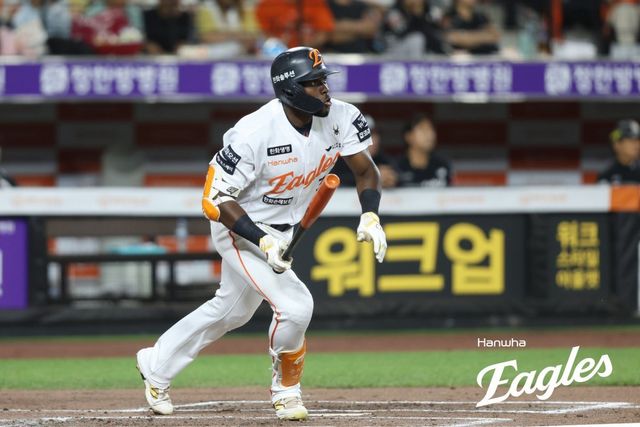 한화 플로리얼은 지난달 8일 오른쪽 손등에 맞은 사구 탓에 골절로 이탈했다. 그는 타격감을 끌어올리다 불의의 부상으로 재활선수 명단에 올랐다. 사진제공｜한화 이글스