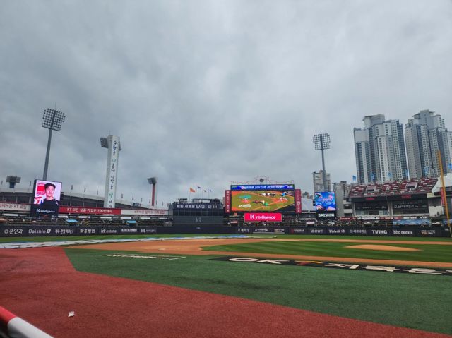 KT와 한화는 17일 수원KT위즈파크에서 후반기 첫 일정에 나설 예정이었다. 경기는 우천 및 그라운드 사정으로 취소됐다. 이 경기는 추후 편성된다. 수원｜박정현 기자