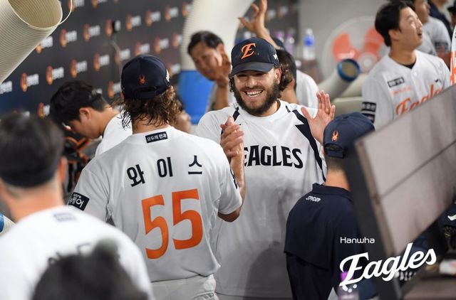 한화 와이스(55번)와 폰세는 리그 최고 수준의 위력을 과시하며 상승세를 이끌고 있다. 사진제공｜한화 이글스