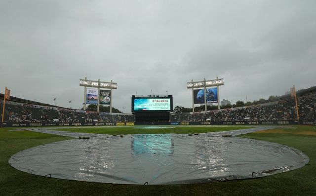 17일 잠실 롯데-LG전이 그라운드 사정으로 취소됐다. 비에 젖은 잠실구장. 뉴시스