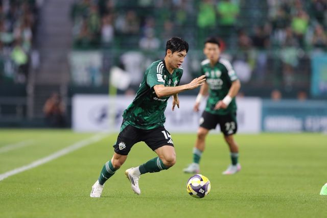 웨스트 브로미치와 헹크 등 유럽 팀들의 러브콜을 받고 고민하던 전북 에이스 전진우가 거스 포옛 감독과 구단의 만류를 받아들여 올 시즌&nbsp;잔류를 결정했다. 사진제공｜한국프로축구연맹