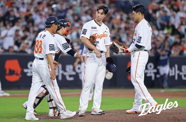 한화 엄상백(가운데)은 전반기 15경기에서 1승6패, ERA 6.33으로 부진한 투구를 선보였다. 그는 불펜투수로 후반기를 준비한다. 사진제공｜한화 이글스