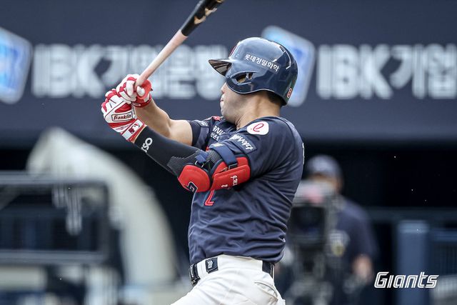 롯데 전준우가 18일 잠실구장에서 열린 LG와 원정경기 1회초 2사 2루서 선제 1타점 중전 적시타를 치고 있다. 사진제공｜롯데 자이언츠