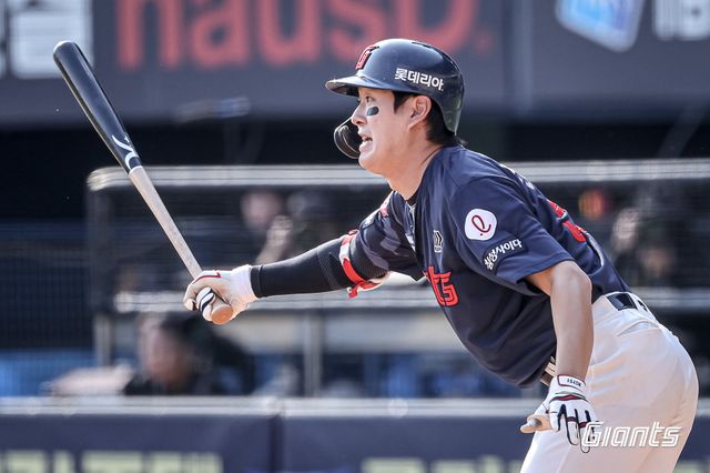 롯데 나승엽은 18일 잠실구장에서 열린 LG와 원정경기에 7번타자 1루수로 선발출전해 3타수 무안타 2삼진에 그쳤다. 롯데는 이날 한 경기에서만 병살 4개를 기록하며 고개를 숙였다. 사진제공｜롯데 자이언츠