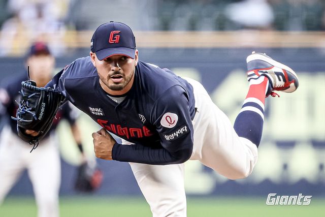 롯데 외국인투수 알렉 감보아가 18일 잠실구장에서 열린 LG와 원정경기에 선발등판해 역투하고 있다. 사진제공｜롯데 자이언츠