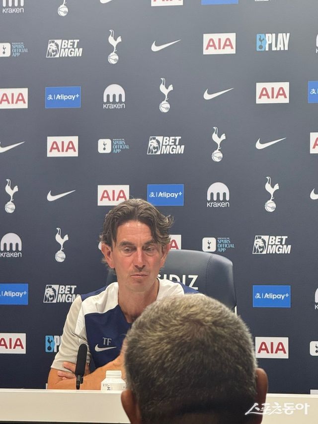 토트넘의 토마스 프랑크 감독이 19일 런던 엔필드의 홋스퍼웨이에서 취임 첫 기자회견을 갖고 손흥민 거취 등에 대한 이야기를 하고 있다. 런던｜허유미 통신원