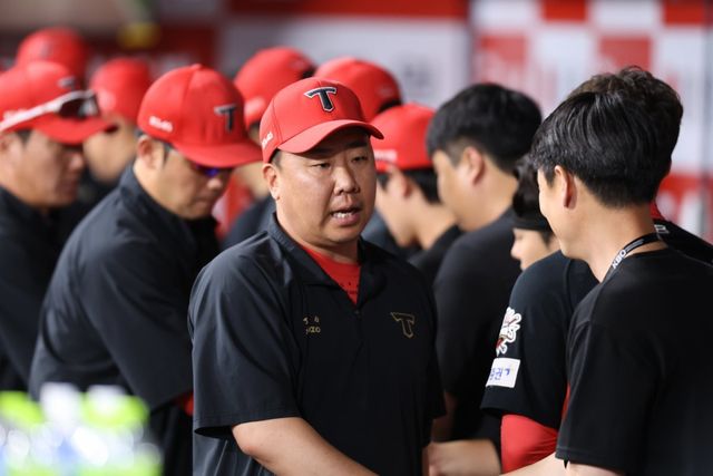 이범호 KIA 감독은 부상자가 복귀해도 곧바로 제 몫을 해내길 힘들다고 판단했다. 이들이 1군에 완전히 스며들 때까지 팀은 버티기에 나선다. 사진제공｜KIA 타이거즈