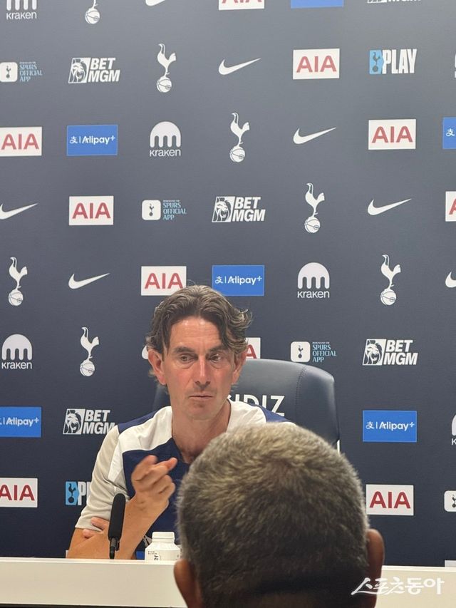 토마스 프랑크 토트넘 감독이 18일(한국시간) 런던 외곽 엔필드에 위치한 홋스퍼웨이에서 부임 첫 기자회견을 갖고 손흥민에 대한 상황을 전했다. 런던｜허유미 통신원