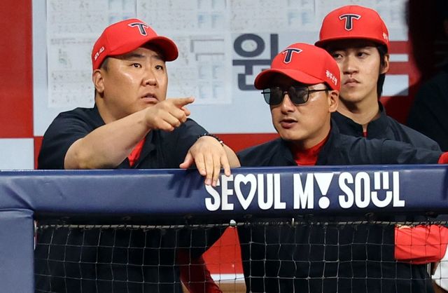 이범호 KIA 감독(왼쪽)은 부상자가 복귀해도 곧바로 제 몫을 해내길 힘들다고 판단했다. 이들이 1군에 완전히 스며들 때까지 팀은 버티기에 나선다.｜뉴시스