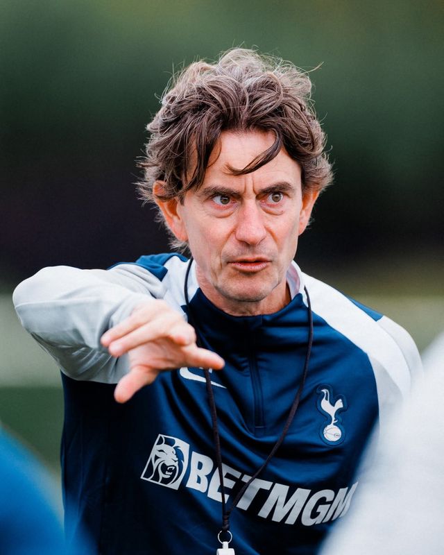 손흥민의 새 시즌 거취 이슈는 말끔히 해소되지 않았다. 토마스 프랑크 감독인 19일(한국시간) 홋스퍼웨이에서 끝난 공식 기자회견에서 “지금 우리와 함께 하고 있다”는 표현만 반복했을 뿐, 명쾌한 이야기는 없었다. 사진출처｜토트넘 홋스퍼 페이스북