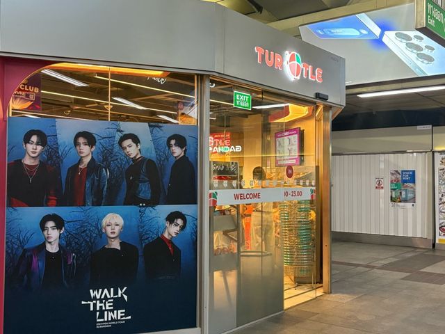 엔하이픈이 방콕 월드투어를 맞아 공연뿐 아니라 도시 전체를 테마화한 팬 참여형 이벤트를 펼쳤다. 지역 브랜드와 협업한 굿즈, 식음료, 호텔 패키지 등이 큰 호응을 얻었으며, 태국 문화부 장관까지 나서 공식 축사로 행사의 의미를 더했다. 사진제공|하이브, Plan B Media