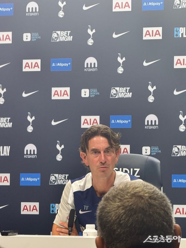 손흥민의 새 시즌 거취 이슈는 말끔히 해소되지 않았다. 토마스 프랑크 감독인 19일(한국시간) 홋스퍼웨이에서 끝난 공식 기자회견에서 “지금 우리와 함께 하고 있다”는 표현만 반복했을 뿐, 명쾌한 이야기는 없었다. 런던｜허유미 통신원