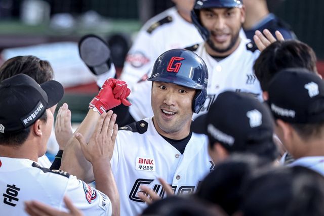 롯데 전준우(가운데)가 1일 사직구장에서 열린 LG전 4회말 1사 1루 상황에서 2점 홈런을 때린 뒤 덕아웃 동료들로부터 축하를 받고 있다. 이 홈런으로 전준우는 시즌 50타점 고지를 밟았다. 전준우의 투런포를 앞세운 롯데는 LG를 5-0으로 꺾었다. 사진제공｜롯데 자이언츠