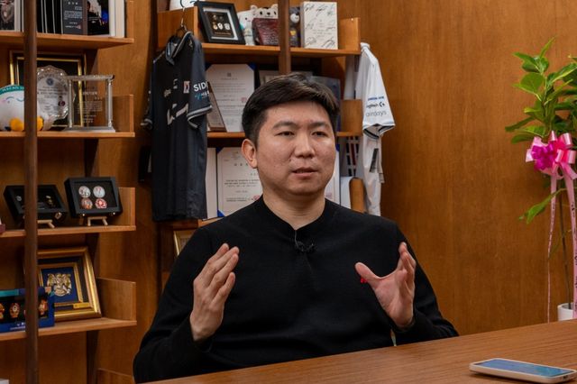 유승민 대한체육회장은 2일 서울 중구의 모처에서 열린 ‘ONE MORE 모든 반전에는 이유가 있다’ 출간 기자회견에서 “이번 에세이는 성공담이 아니다. 도전자들에게 힘이 되길 바라는 마음이 담긴 책이다”고 출간 소감을 밝혔다. 지금까지 3차례나 ‘달걀로 바위치기’에 나선 그는 모두 바위를 깼다. 다음 바위는 대한체육회 조직의 변화와 성장이다. 스포츠동아DB