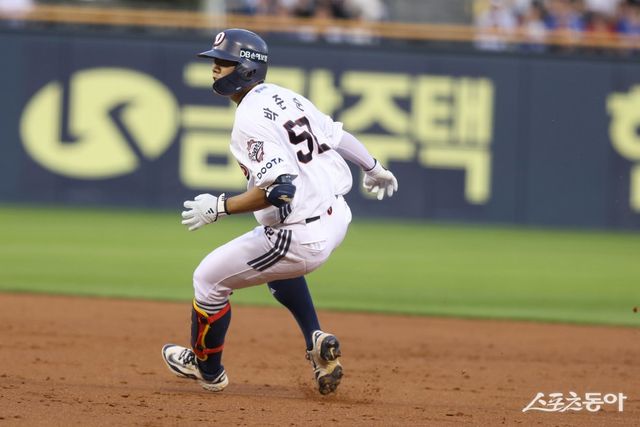 두산 박준순이 2일 잠실구장에서 열린 삼성과 홈경기 4회말 결승 1타점 적시타를 친 뒤 누상에서 상대 야수들의 수비 상황을 살피고 있다. 사진제공｜두산 베어스