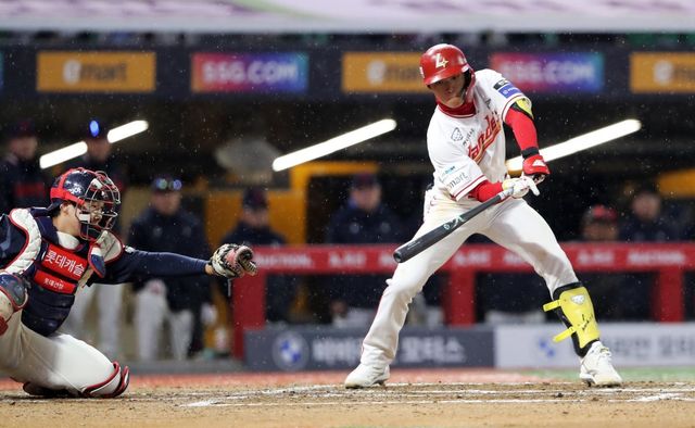 SSG 박지환(오른쪽)은 퓨처스리그에서 벌크업 한 뒤 1군에 복귀했지만, 별다른 결과를 만들어내지 못하고 있다. 사진제공｜SSG 랜더스