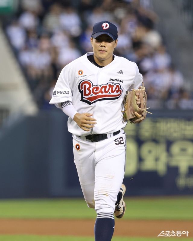 두산 박준순이 2일 잠실구장에서 열린 삼성과 홈경기 5회초 한 점 차 리드를 지키는 호수비를 펼친 뒤 덕아웃으로 돌아가고 있다. 두산은 박준순의 공·수 활약에 힘입어 삼성을 5-0으로 제압했다. 사진제공｜두산 베어스