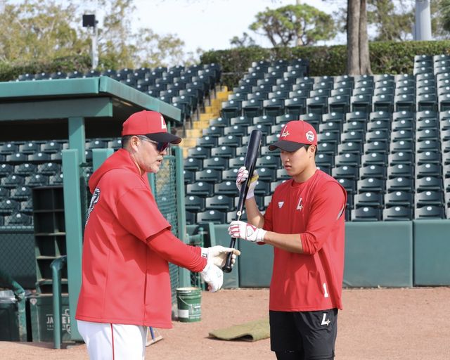 SSG 박지환(오른쪽)은 퓨처스리그에서 벌크업 한 뒤 1군에 복귀했지만, 별다른 결과를 만들어내지 못하고 있다. 사진제공｜SSG 랜더스