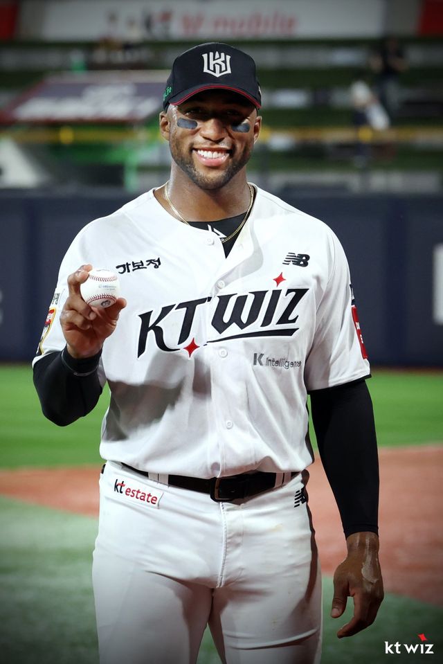 KT 외국인타자 멜 로하스 주니어가 1일 수원KT위즈파크에서 열린 키움과 홈경기 7회말 중월 솔로포로 역대 외국인타자 통산 최다 174홈런 타이기록을 달성한 뒤 미소를 짓고 있다. 사진제공｜KT 위즈