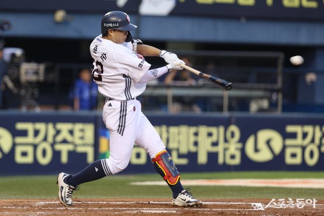 두산 박준순이 2일 잠실구장에서 열린 삼성과 홈경기 4회말 결승 1타점 적시타를 때리고 있다. 사진제공｜두산 베어스