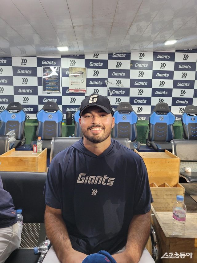 롯데 알렉 감보아가 2일 사직구장에서 열린 2025 KBO리그 LG전을 마친 뒤 덕아웃에서 취재진과 인터뷰를 하고 있다. 이날 감보아는 직구 최고 구속이 시속 158㎞까지 나왔다. 강력한 구위를 앞세워 6.2이닝 무실점을 기록, 팀의 5-2 승리를 이끌며 시즌 6승째를 수확했다. 사직｜장은상 기자 award@donga.com