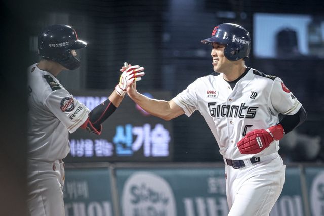 롯데 전준우(오른쪽). 사진제공｜롯데 자이언츠