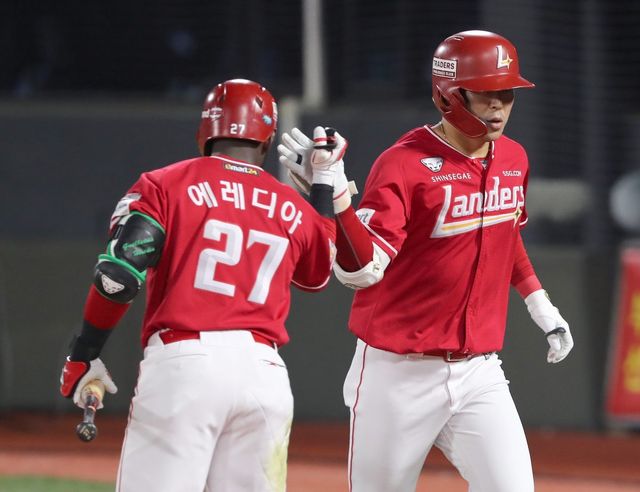 SSG 한유섬(오른쪽)은 2일 광주 KIA와 원정경기에서 4번타자 우익수로 선발출전해 2타수 2안타 1홈런 2타점으로 활약했다. 6월 5홈런으로 뜨거웠던 그는 7월에도 홈런 행진에 시동을 걸었다. 사진제공｜SSG 랜더스