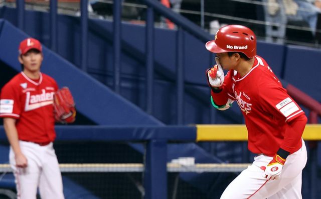 SSG 한유섬은 2일 광주 KIA와 원정경기에서 4번타자 우익수로 선발출전해 2타수 2안타 1홈런 2타점으로 활약했다. 6월 5홈런으로 뜨거웠던 그는 7월에도 홈런 행진에 시동을 걸었다.｜뉴시스