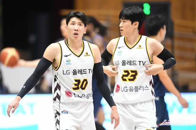 두경민(왼쪽)과 전성현은 LG와 연봉에 합의하지 못했고, KBL에 조정 신청을 했다. 사실상 동행이 쉽지 않은 상황에서 KBL 재정위원회가 누구의 손을 들어줄지 주목된다. 사진제공｜KBL