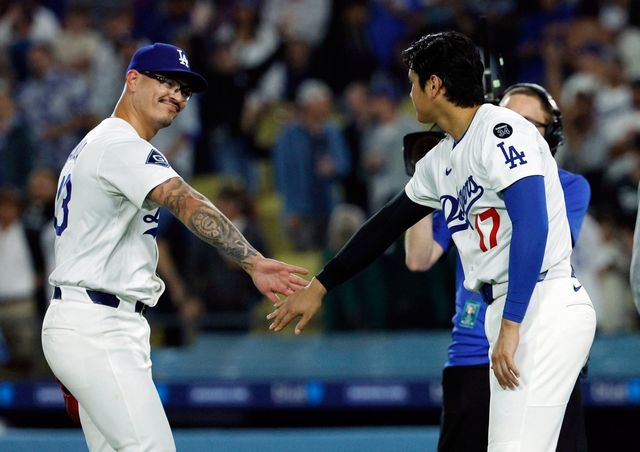 LA 다저스 오타니 쇼헤이(오른쪽)가 2일 시카고 화이트삭스와 홈경기에서 6-1로 승리한 뒤 투수 앤서니 반다와 하이파이브를 하고 있다. LA｜AP뉴시스