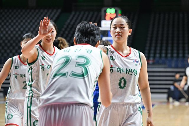 부천 하나은행이 2일 부산 사직체육관에서 열린 하네다와 퓨처스리그 A조 1차전에서 65-100으로 패했다. 이날 하나은행은 총 6명의 선수로 경기를 치른 탓에 체력 부담이 컸다. 엄서이(오른쪽)와 하나은행 선수들이 서로를 격려하고 있다. 사진제공｜WKBL