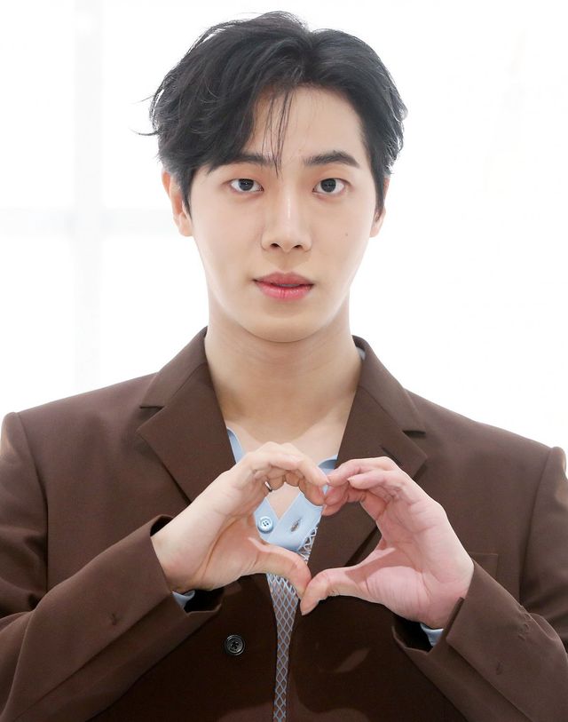 [서울=뉴시스] 김혜진 기자 = 배우 추영우가 7일 오전 서울 강남구 현대백화점 압구정점에서 열린 명품 브랜드 구찌 포토콜 행사에서 포즈를 취하고 있다. 2025.02.06. jini@newsis.com