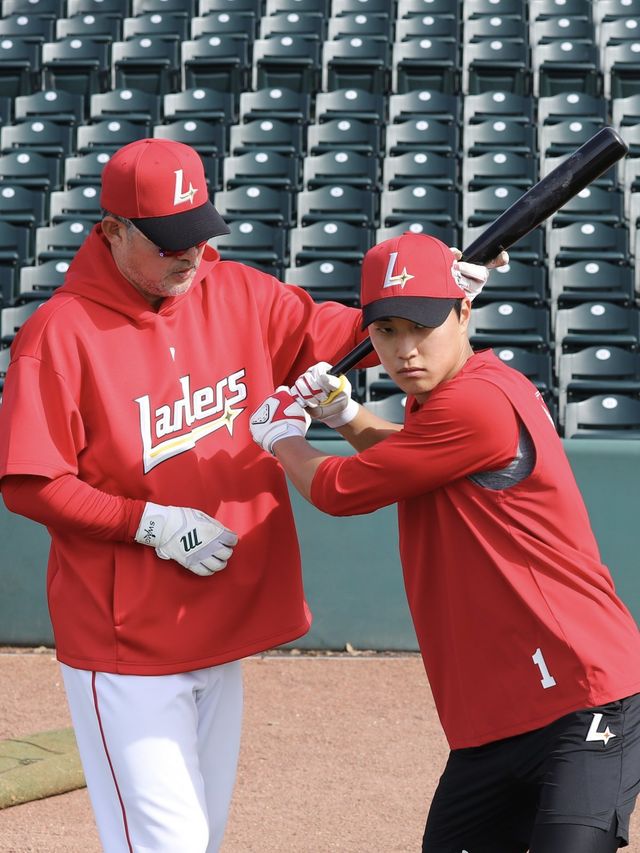 SSG 박지환(오른쪽)은 퓨처스리그에서 벌크업 한 뒤 1군에 복귀했지만, 별다른 결과를 만들어내지 못하고 있다. 사진제공｜SSG 랜더스