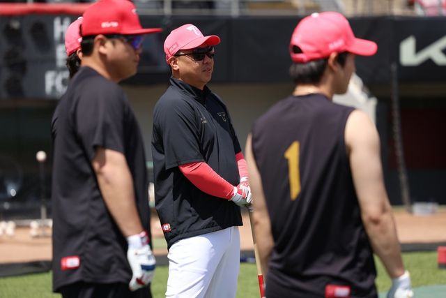 이범호 KIA 감독(가운데)은 SSG 주중 시리즈와 롯데와 주말 시리즈 타격 집중력을 강조했다. 사진제공｜KIA 타이거즈