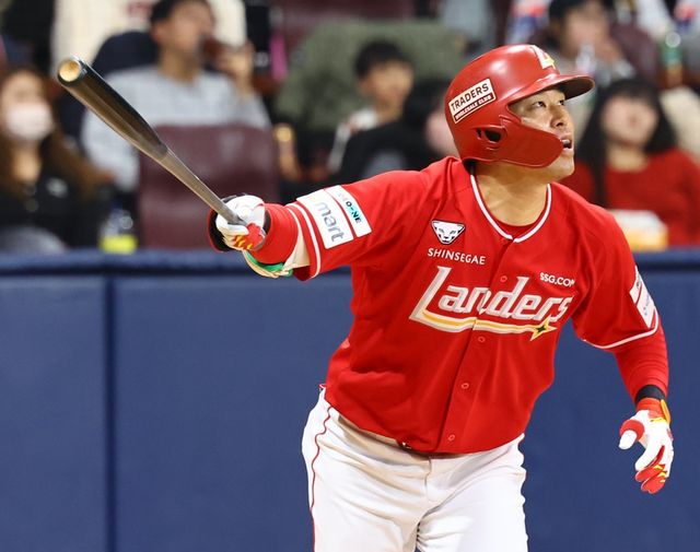 SSG 한유섬은 2일 광주 KIA와 원정경기에서 4번타자 우익수로 선발출전해 2타수 2안타 1홈런 2타점으로 활약했다. 6월 5홈런으로 뜨거웠던 그는 7월에도 홈런 행진에 시동을 걸었다.｜뉴시스