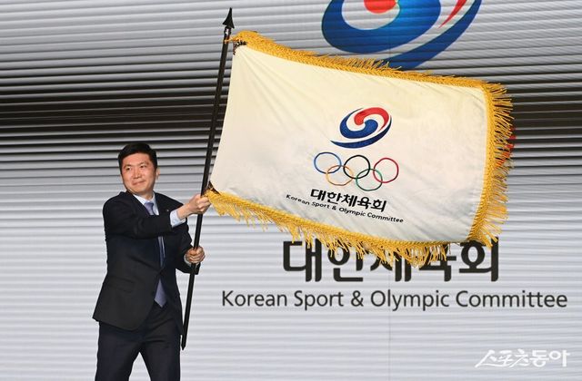 유승민 대한체육회장은 2일 서울 중구의 모처에서 열린 ‘ONE MORE 모든 반전에는 이유가 있다’ 출간 기자회견에서 “이번 에세이는 성공담이 아니다. 도전자들에게 힘이 되길 바라는 마음이 담긴 책이다”고 출간 소감을 밝혔다. 지금까지 3차례나 ‘달걀로 바위치기’에 나선 그는 모두 바위를 깼다. 다음 바위는 대한체육회 조직의 변화와 성장이다. 스포츠동아DB