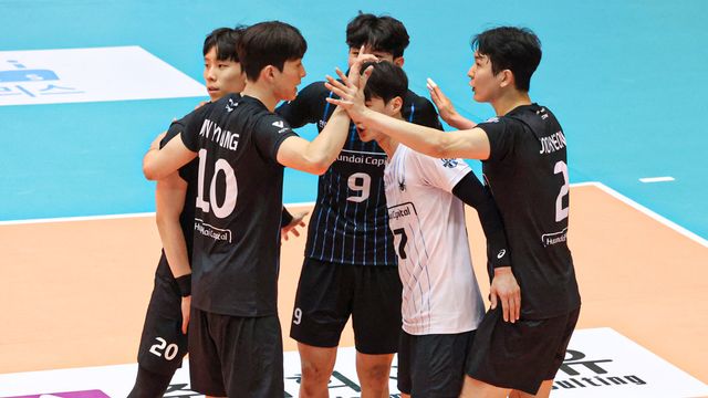 현대캐피탈 선수들이 2일 충북 단양체육관 서관에서 열린 우리카드와 ‘2025 한국실업배구연맹 & 프로배구 퓨처스 챔프전’ 남자부 조별리그 B조 1차전에서 세트스코어 3-0 완승을 거둔 뒤 기뻐하고 있다. 이재현, 송원근, 김진영 등 새 얼굴들의 활약이 인상적이었다. 사진제공│현대캐피탈 배구단