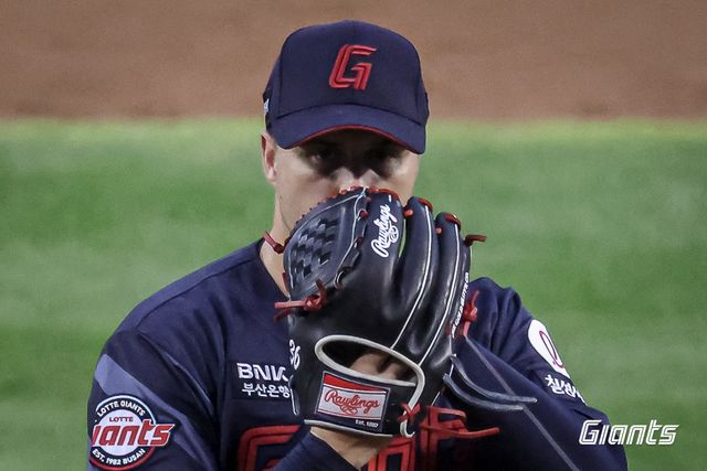 롯데 데이비슨은 팀의 에이스로 많은 기대를 받았지만, 이에 부응하지 못하는 투구로 아쉬움을 남기고 있다. 사진제공｜롯데 자이언츠