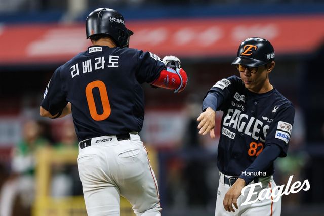 한화는 19일 리베라토(사진, 왼쪽)와 19일 동행을 발표했다. 그는 부상당했던 플로리얼의 대체 선수로 팀에 합류해 폭발적인 타격을 선보여 정식 계약을 따냈다. 사진제공｜한화 이글스