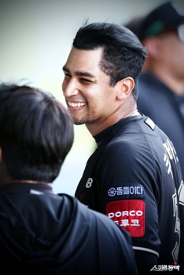 KT에서 7년간 뛴 외국인 에이스 윌리엄 쿠에바스가 20일 수원KT위즈파크에서 송별회를 가졌다. 사진제공｜KT 위즈